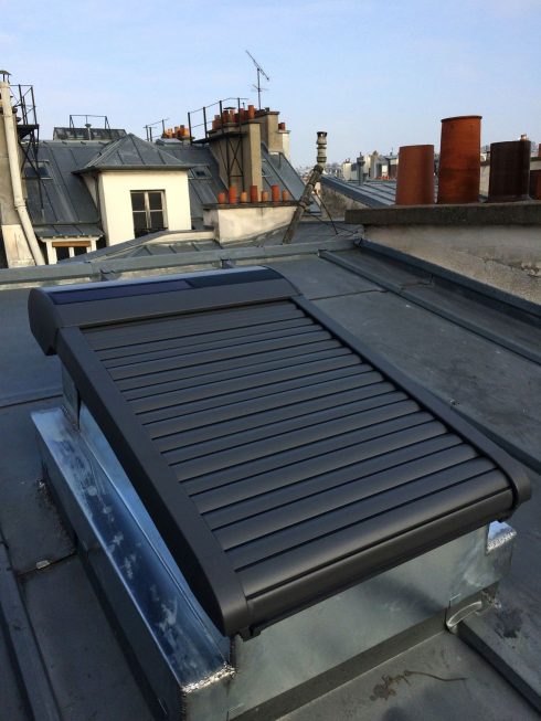 Installation volet roulant exterieur solaire velux 1